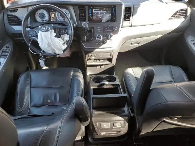 2017 TOYOTA SIENNA SE  