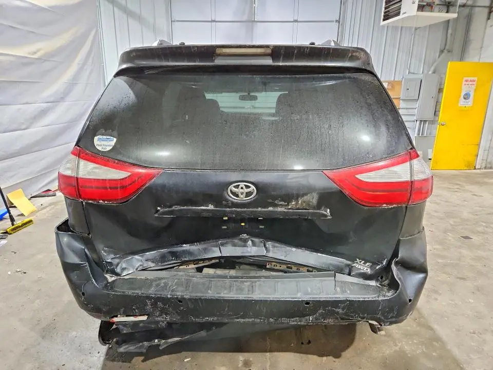 2017 TOYOTA SIENNA XLE  