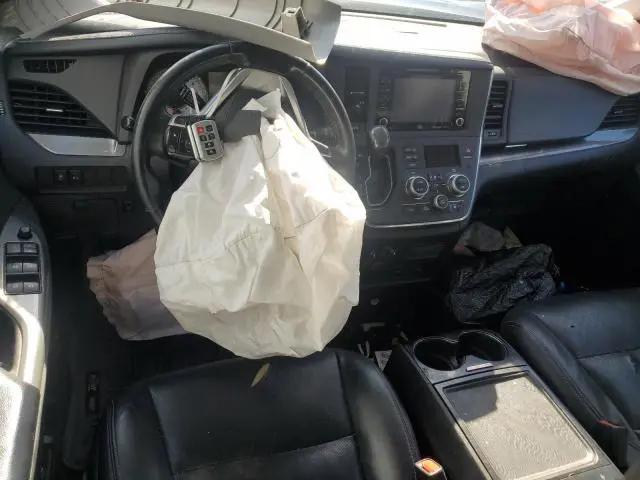 2019 TOYOTA SIENNA SE  