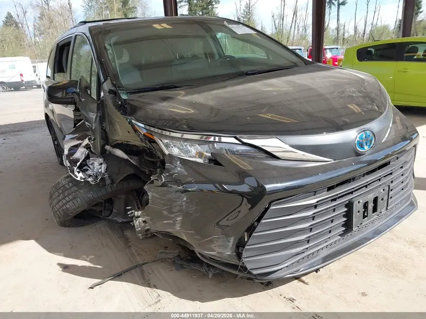 2021 TOYOTA SIENNA LE