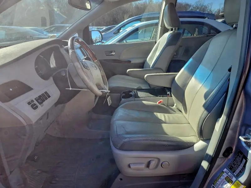 2013 TOYOTA SIENNA XLE  