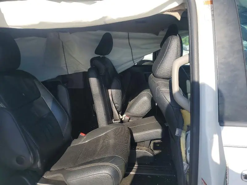 2017 TOYOTA SIENNA SE  