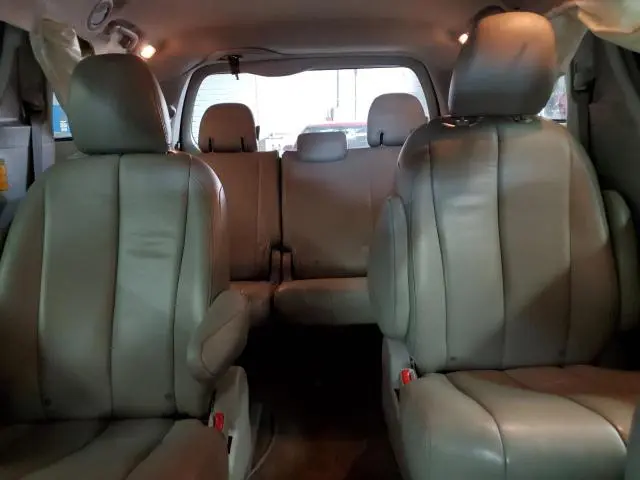 2014 TOYOTA SIENNA LE  
