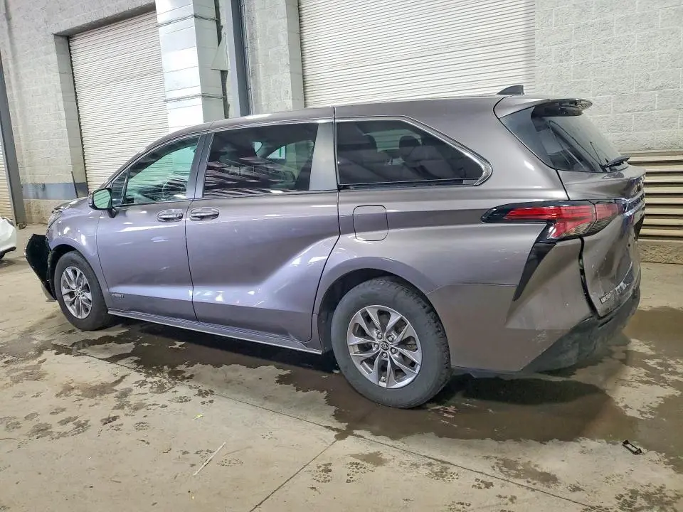 2021 TOYOTA SIENNA LE  