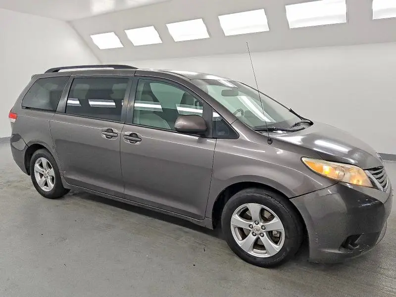 2012 TOYOTA SIENNA LE 8-PASSENGER  