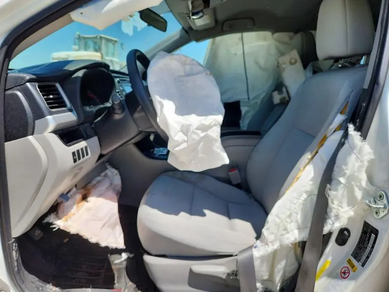 2016 TOYOTA HIGHLANDER LE  