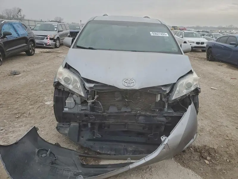 2015 TOYOTA SIENNA LE  