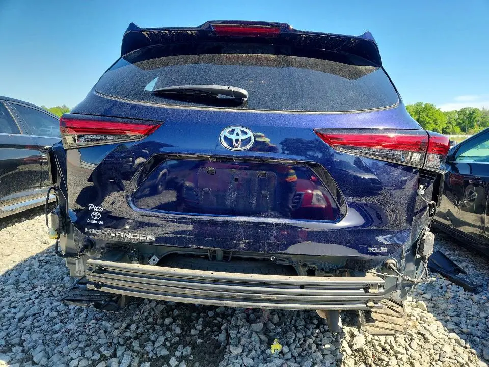2022 TOYOTA HIGHLANDER XLE  