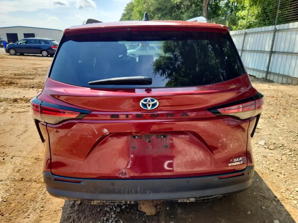 2021 TOYOTA SIENNA XLE  