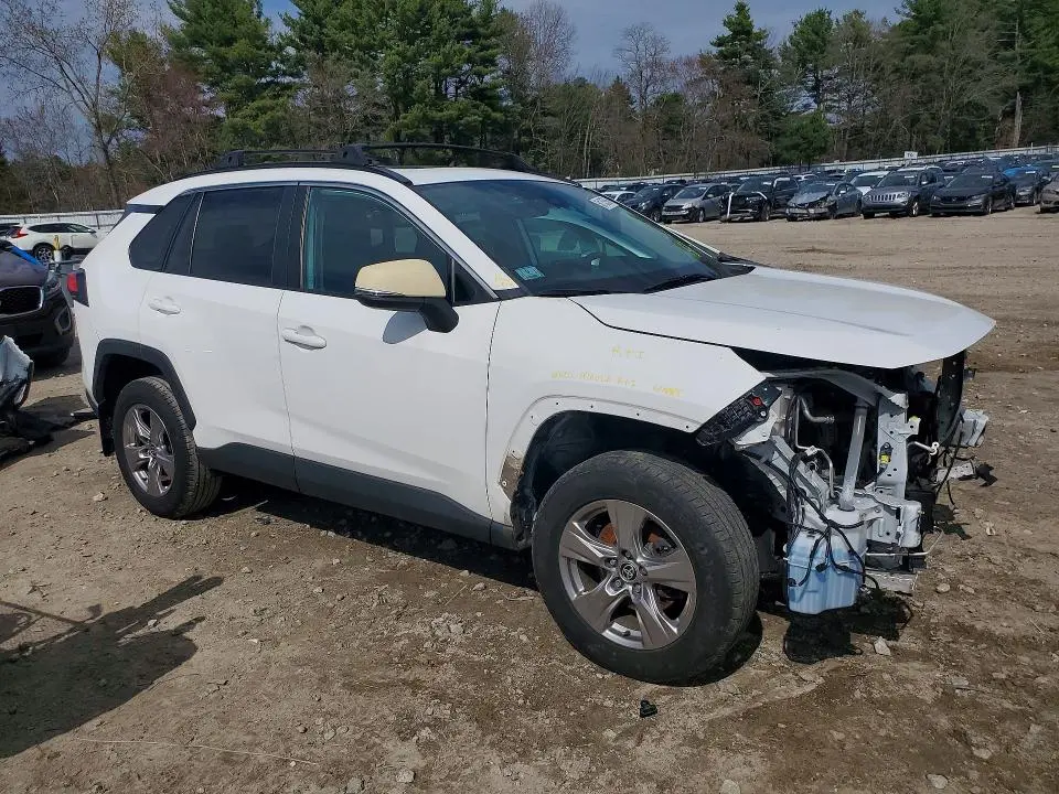 2022 TOYOTA RAV4 XLE  
