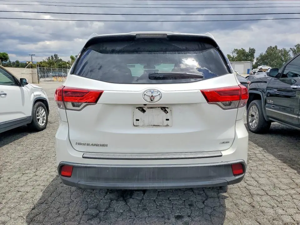 2019 TOYOTA HIGHLANDER LE  