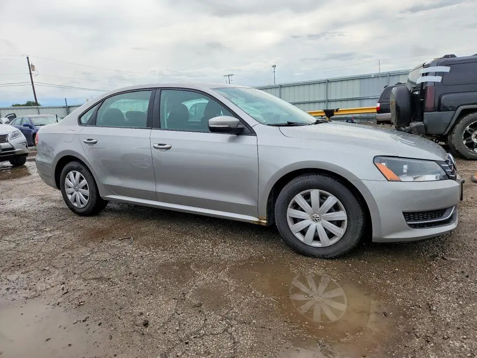 2013 VOLKSWAGEN PASSAT S  