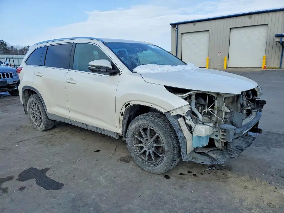 2019 TOYOTA HIGHLANDER SE  