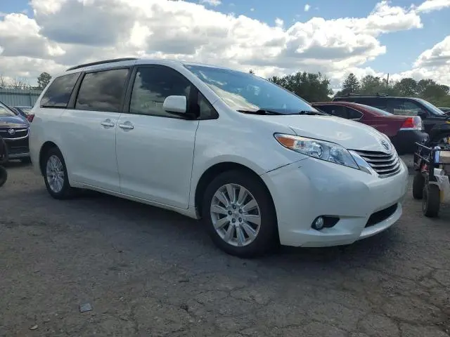 2015 TOYOTA SIENNA XLE  