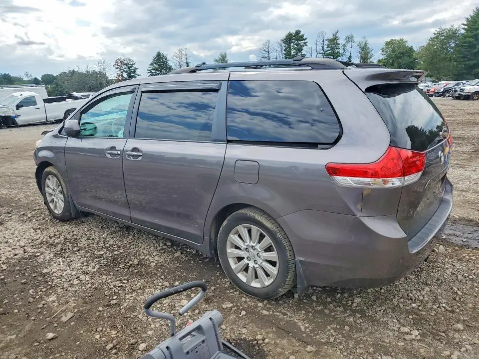 2014 TOYOTA SIENNA XLE 7-PASSENGER  