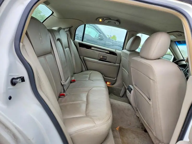 2010 LINCOLN TOWN CAR SIGNATURE LIMITED  