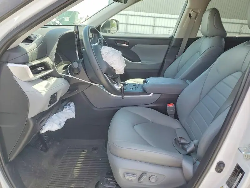 2024 TOYOTA HIGHLANDER XLE  