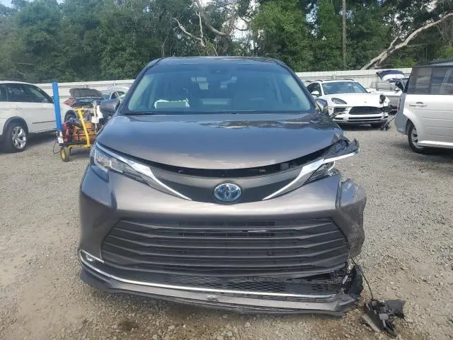 2023 TOYOTA SIENNA XLE  