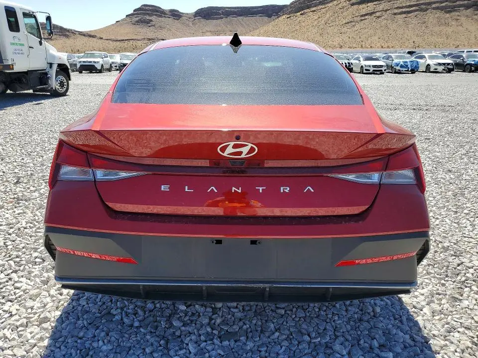 2025 HYUNDAI ELANTRA SE  