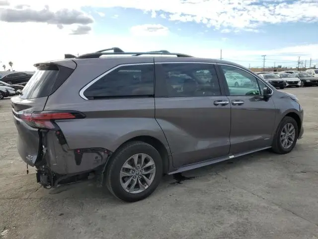2021 TOYOTA SIENNA XLE  