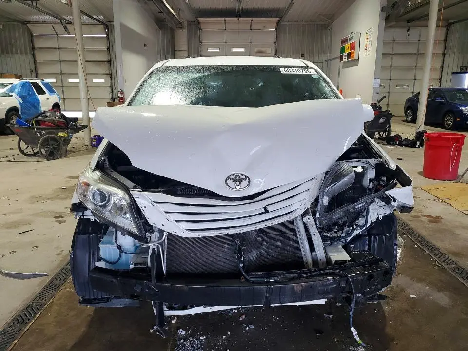 2017 TOYOTA SIENNA LE  