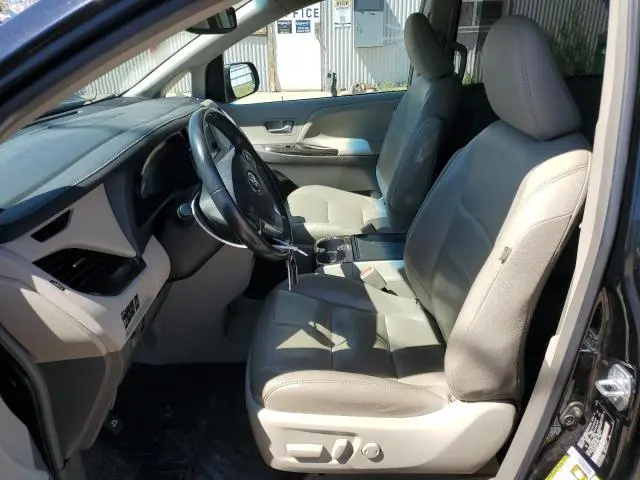 2017 TOYOTA SIENNA XLE  