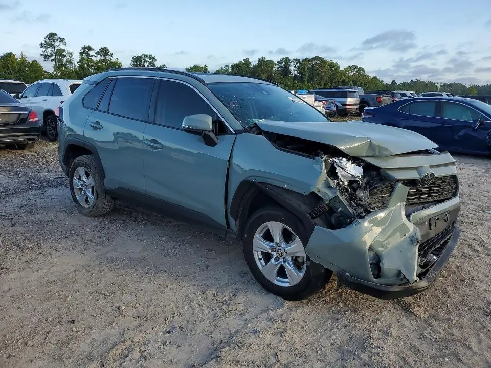 2021 TOYOTA RAV4 XLE  