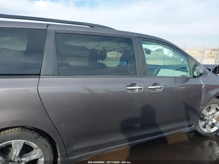 2013 TOYOTA SIENNA SE 8 PASSENGER