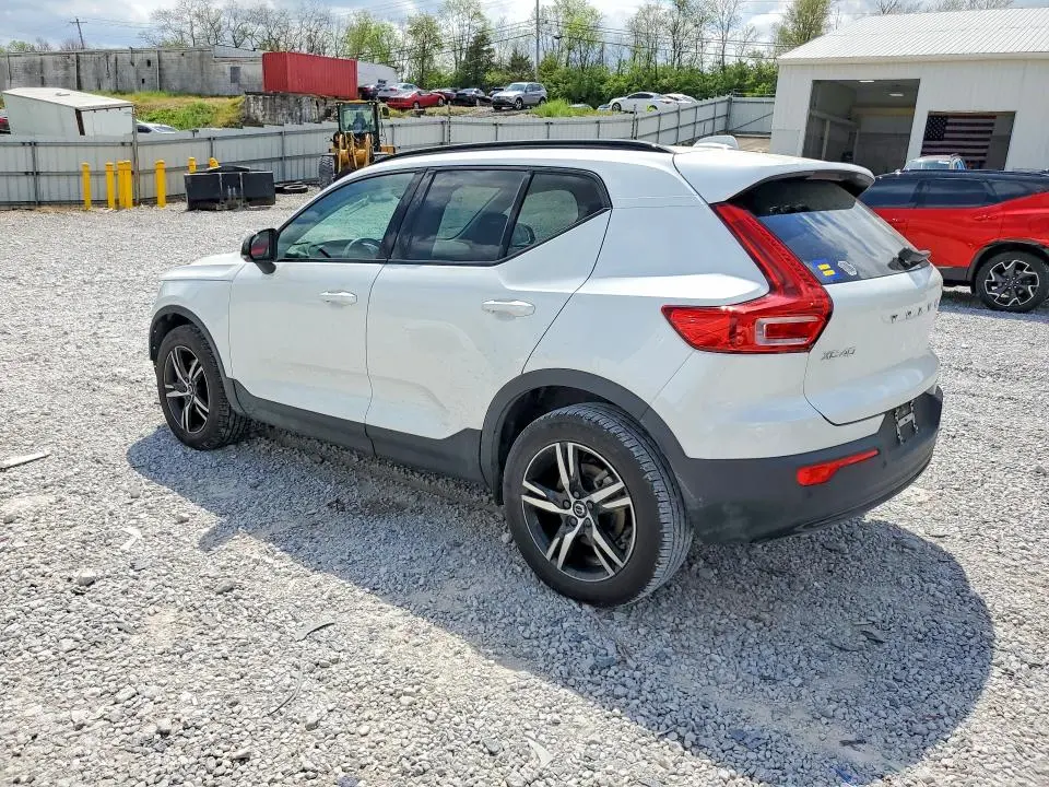 2023 VOLVO XC40 PLUS  