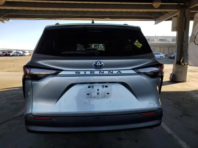 2024 TOYOTA SIENNA XLE  