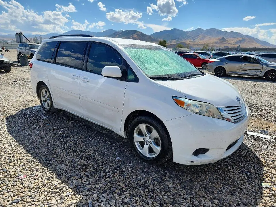 2015 TOYOTA SIENNA LE  