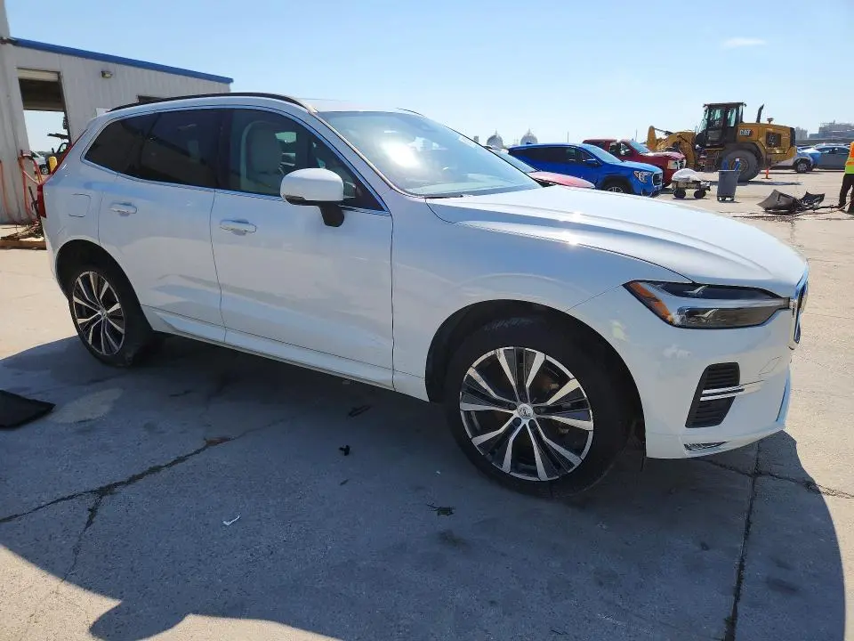 2022 VOLVO XC60 B5 MOMENTUM  