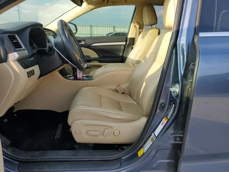 2019 TOYOTA HIGHLANDER SE  