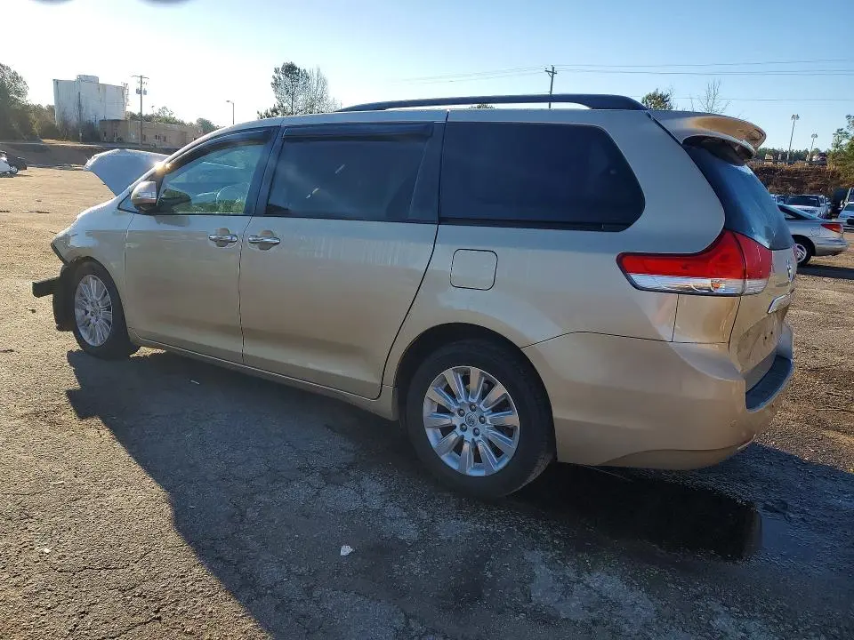 2013 TOYOTA SIENNA XLE  
