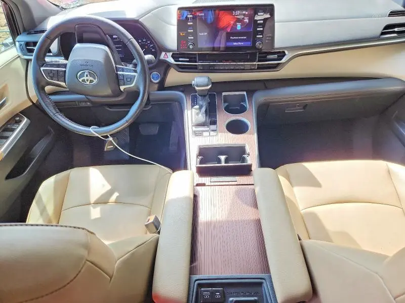 2021 TOYOTA SIENNA XLE  