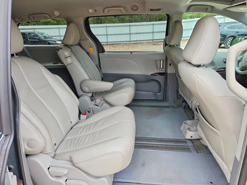2013 TOYOTA SIENNA XLE 8-PASSENGER  
