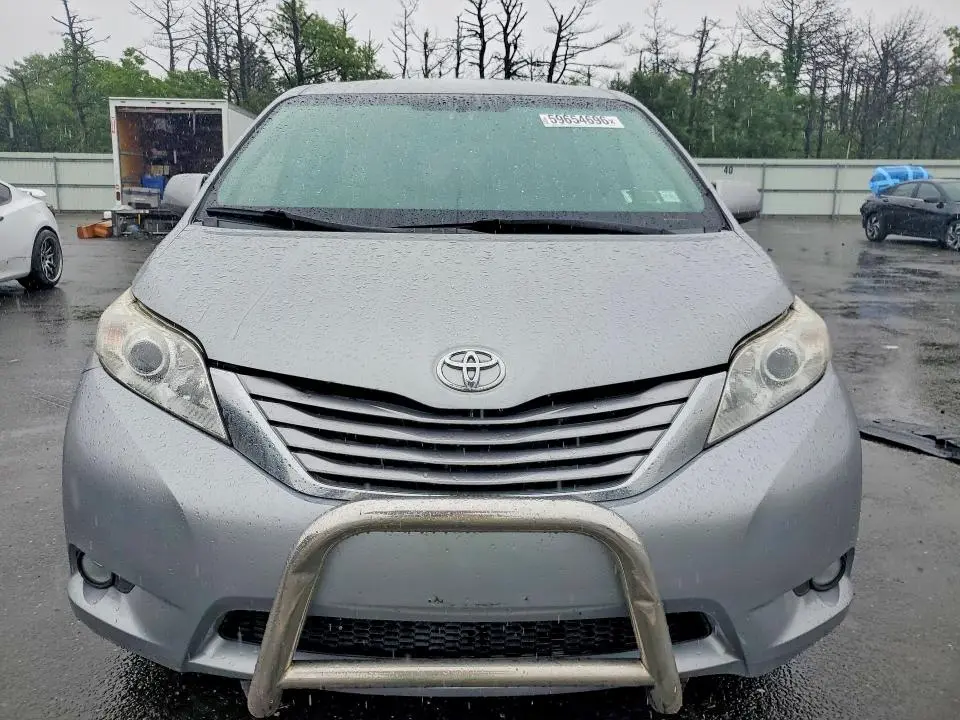 2015 TOYOTA SIENNA LE  