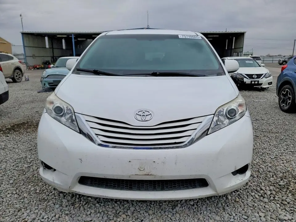 2015 TOYOTA SIENNA LE  