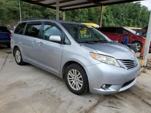 2012 TOYOTA SIENNA XLE  