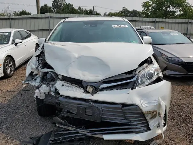 2018 TOYOTA SIENNA XLE  