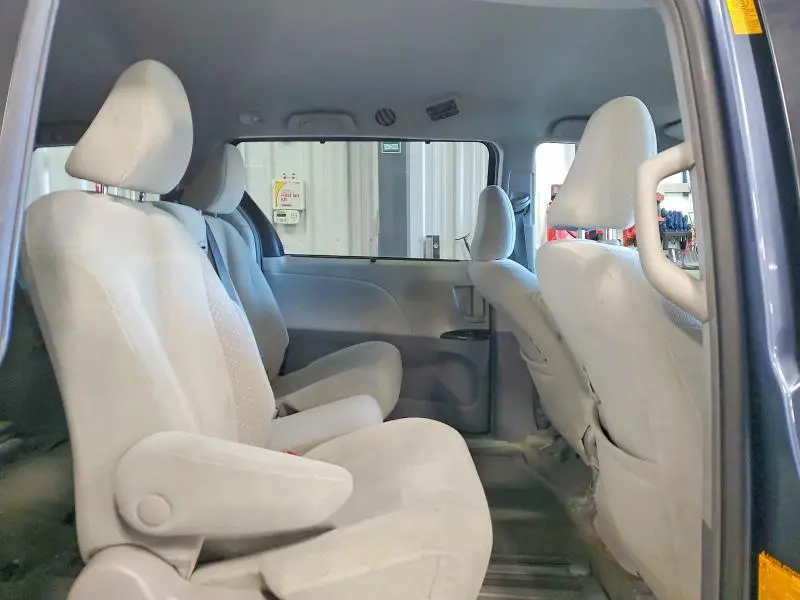 2014 TOYOTA SIENNA LE  