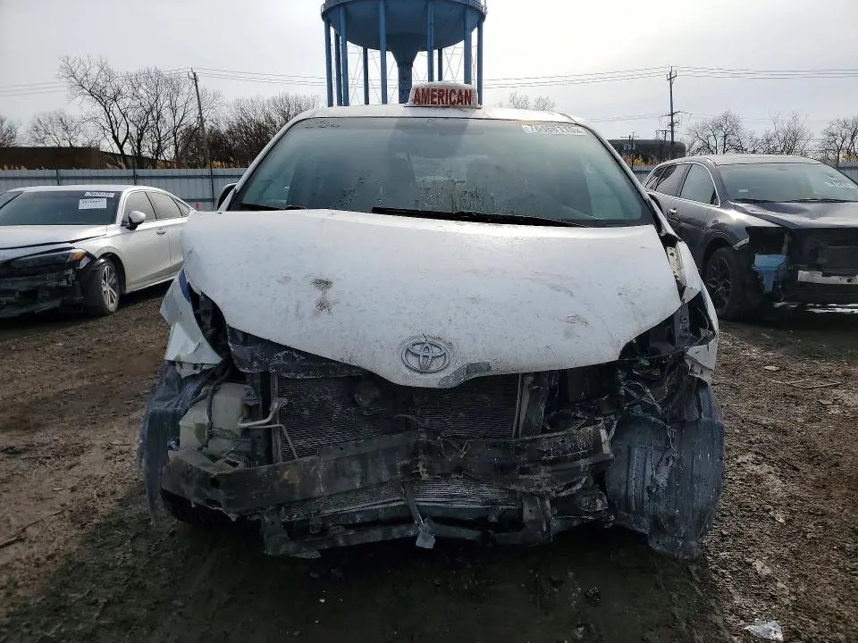 2014 TOYOTA SIENNA LE 8 PASSENGER  