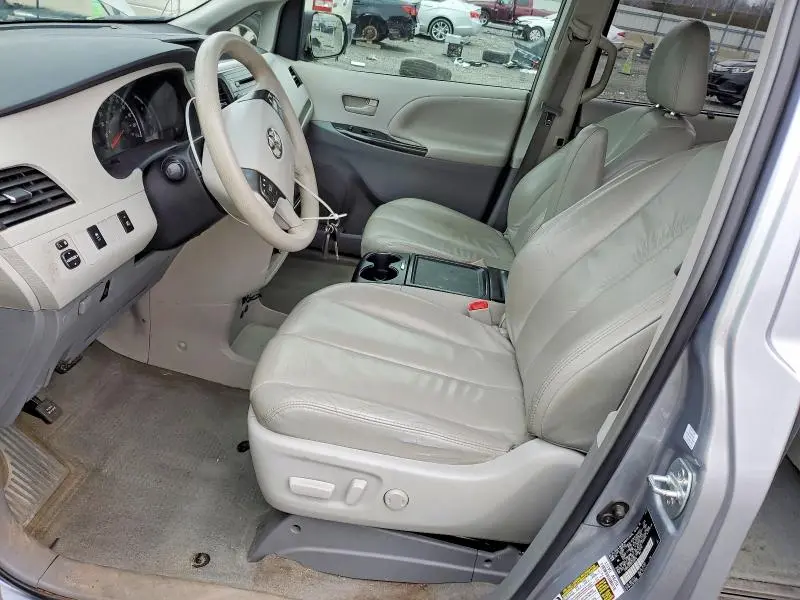 2013 TOYOTA SIENNA LE  