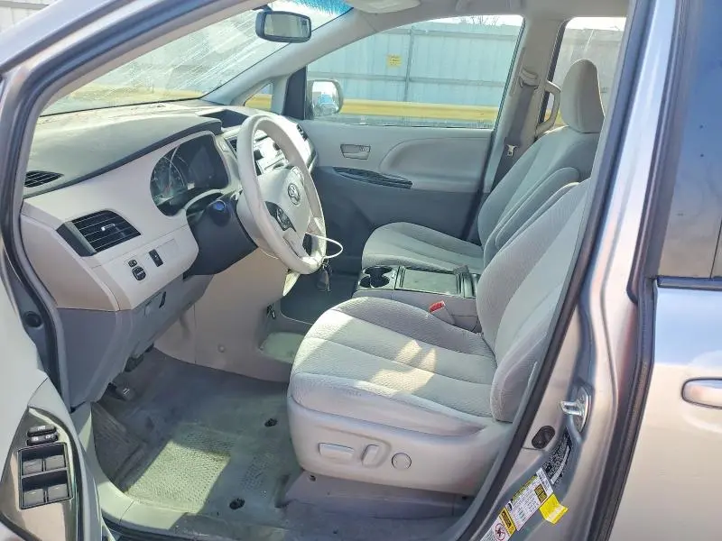 2013 TOYOTA SIENNA LE 8-PASSENGER  