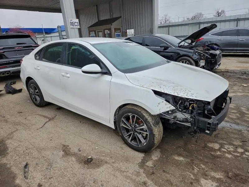 2023 KIA FORTE LX  
