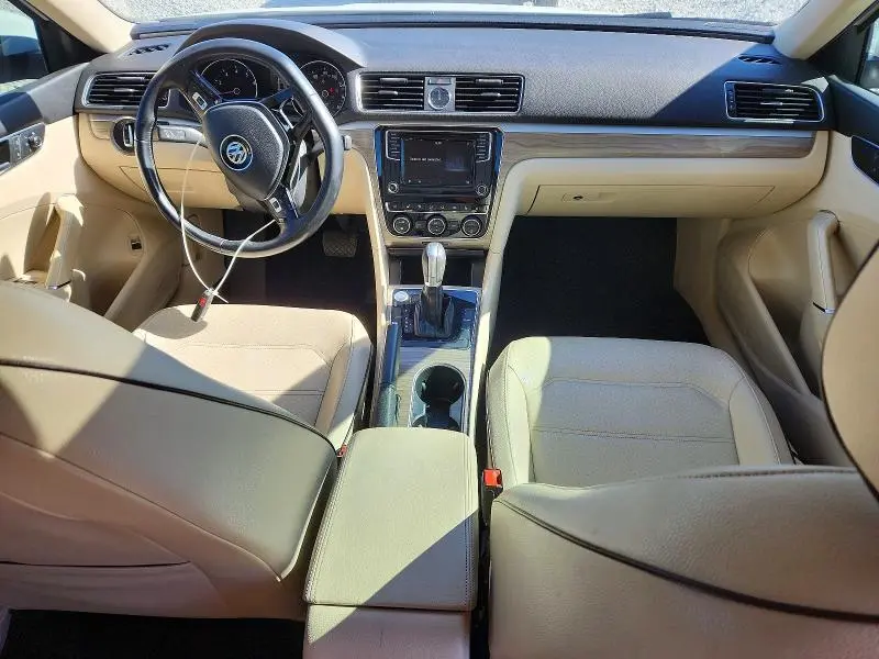 2017 VOLKSWAGEN PASSAT SE  