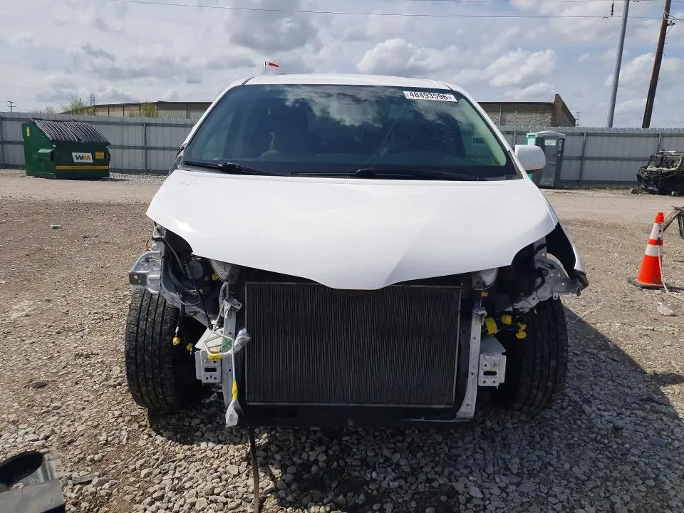2018 TOYOTA SIENNA LE 8-PASSENGER  