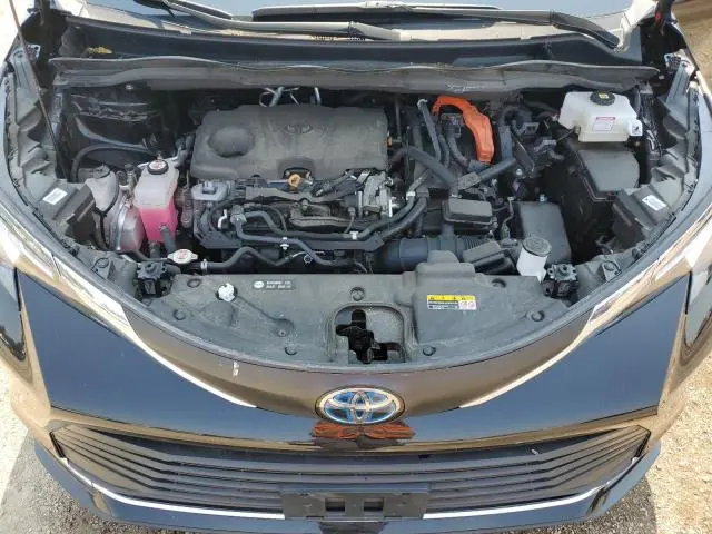 2021 TOYOTA SIENNA XLE  