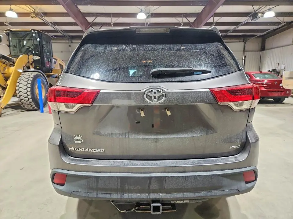 2018 TOYOTA HIGHLANDER LE  