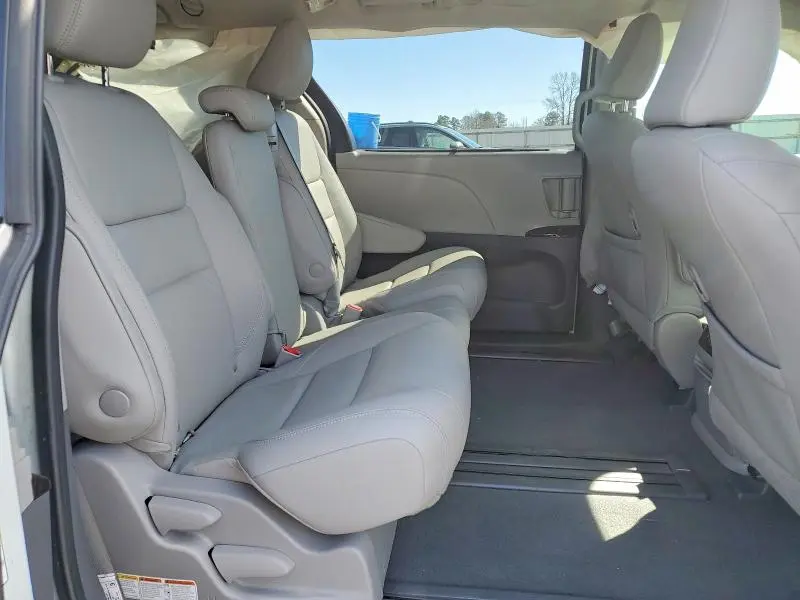 2020 TOYOTA SIENNA XLE 8-PASSENGER  